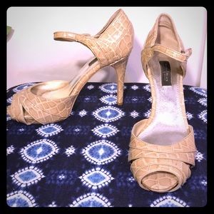 White House Black Market Brigitta peep toe pump